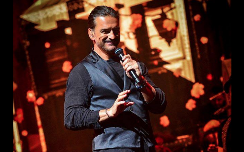 Ricardo Arjona hace una visita a una pequeña con cáncer. (Foto: Facebook/Ricardo Arjona)