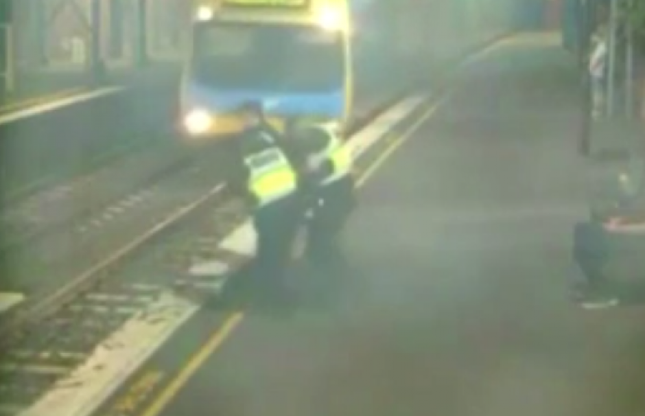 El increíble rescate de una mujer atrapada en las vías de tren