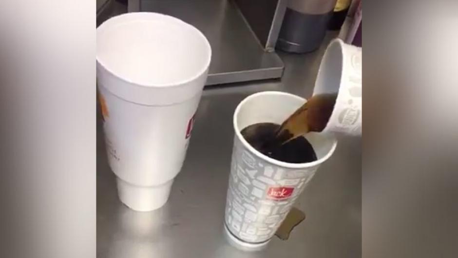 Un video que circula en redes sociales desaf&iacute;a las leyes de la f&iacute;sica con la ayuda de tres vasos y agua gaseosa. (Foto: actualidad.rt.com)