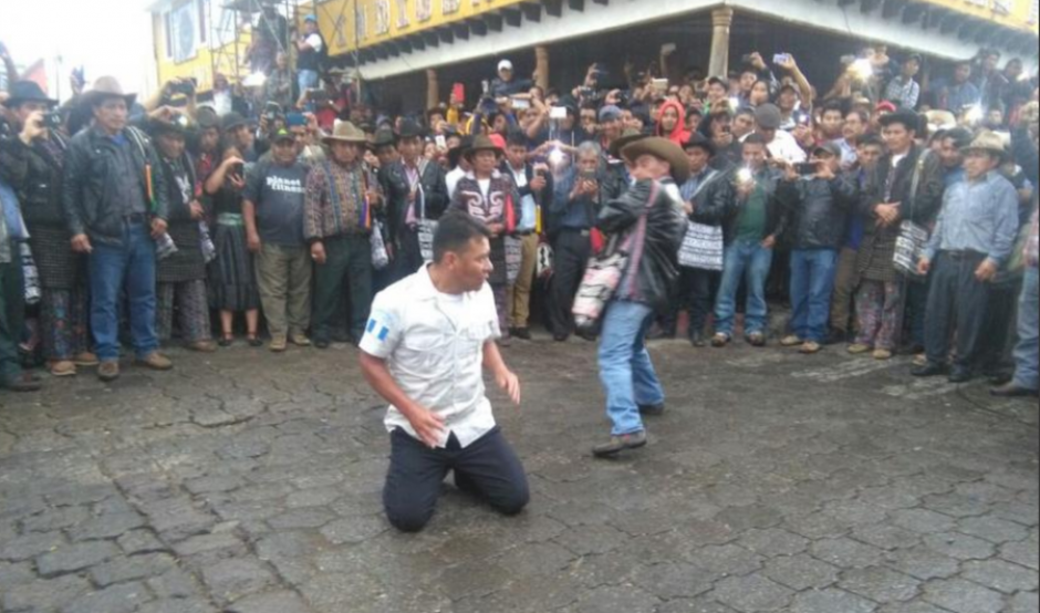 El subcomisario López Godínez recibió 20 azotes, acusado de extorsión. La PNC solicita que se persiga a quienes le aplicaron "el castigo" por violaciones a los derechos humanos. (Foto: @stereo100Xela)
