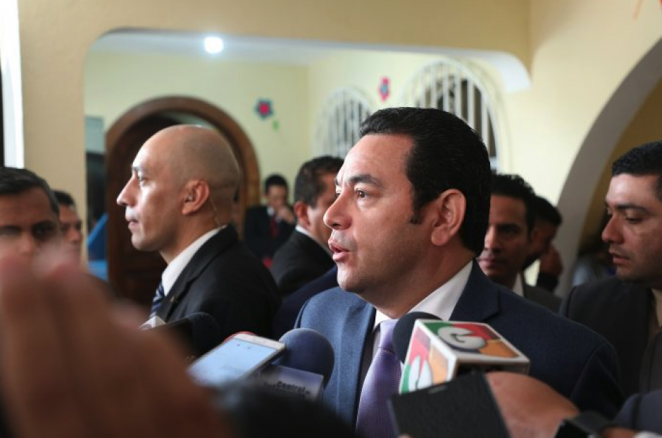 El presidente Jimmy Morales titube&oacute; ante los medios y solo mencion&oacute; los nombres de tres de los diputados que participaron. (Foto: AGN)