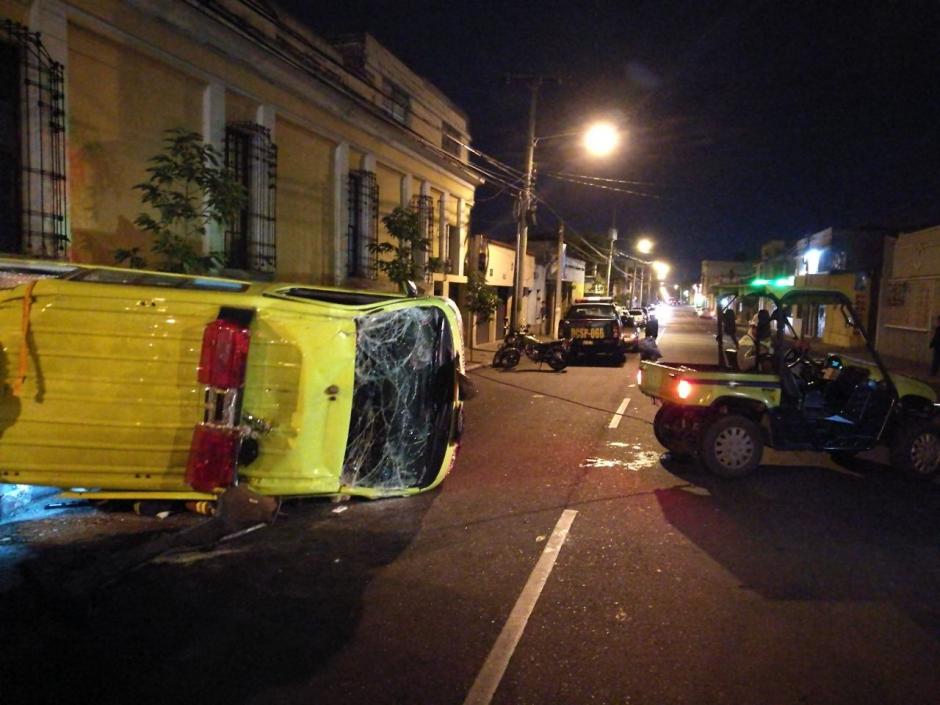 Una ambulancia volc&oacute; tras un accidente de tr&aacute;nsito en la zona 1. (Foto: Soy502)
