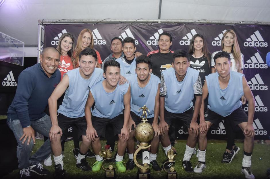 Juan Carlos Plata entreg&oacute; el premio a los ganadores de la Copa Adidas Ocean Storm Guatemala 2017. (Foto: Adidas) 
