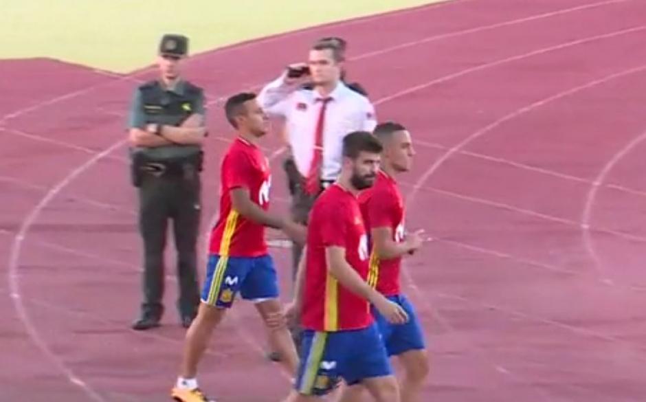 Piqu&eacute; fue abucheado e insultado en el entreno de la Selecci&oacute;n espa&ntilde;ola. (Foto: Captura de video)