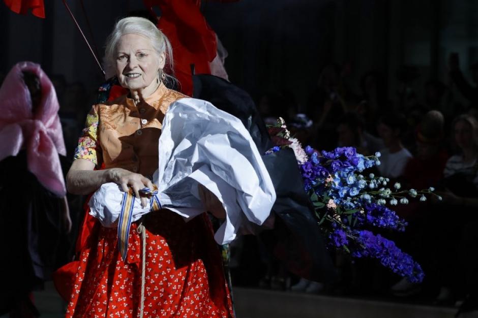 La famosa dise&ntilde;adora Vivienne Westwood durante su aparici&oacute;n en la Semana de Moda en Par&iacute;s. (Foto: AFP)
