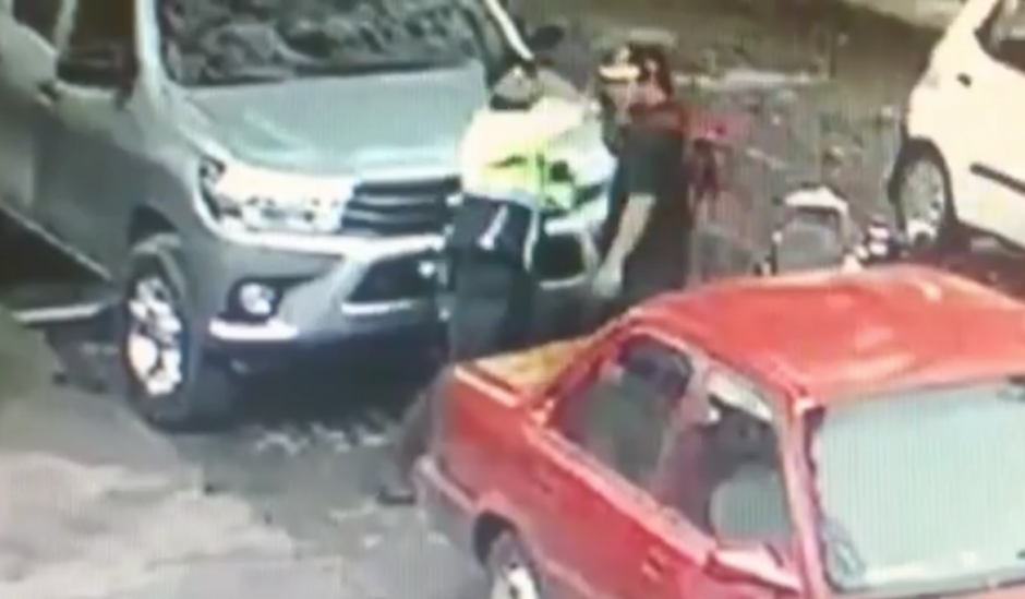 Agente de la PMT de la Antigua Guatemala agrede a motorista tras una discusi&oacute;n en plena v&iacute;a p&uacute;blica. (Foto: Captura de video)
