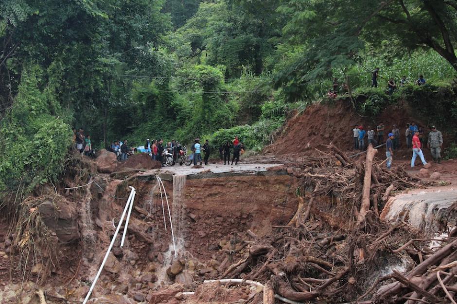 Carretera dañada en la Aldea El Chajil, la Democracia, Huehuetenango. La capa de asfalto es muy delgada y la tubería parece apta para una vivienda, no una obra de infraestructura. (Foto: Misael López/Nuestro Diario)
