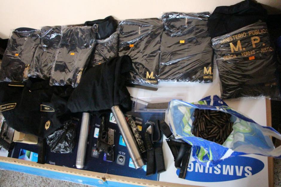 En el interior de una vivienda en Jocotenango, Sacatep&eacute;quez, fueron localizados uniformes similares a los que utiliza el Ministerio P&uacute;blico y la Polic&iacute;a Nacional Civil. (Foto: PNC)