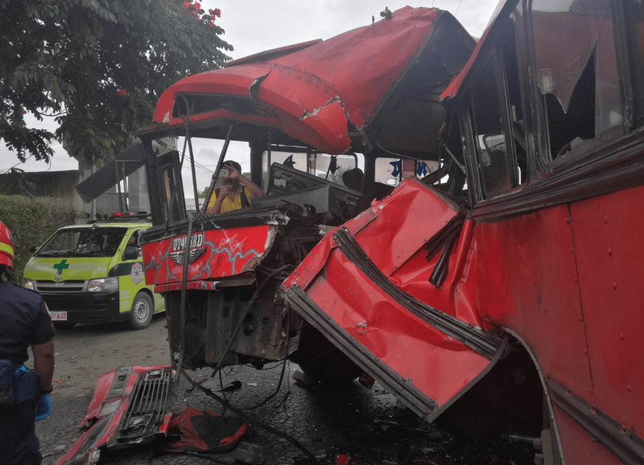 Dos buses chocaron en zona 13. (Foto: Jorge Sente/Nuestro Diario)