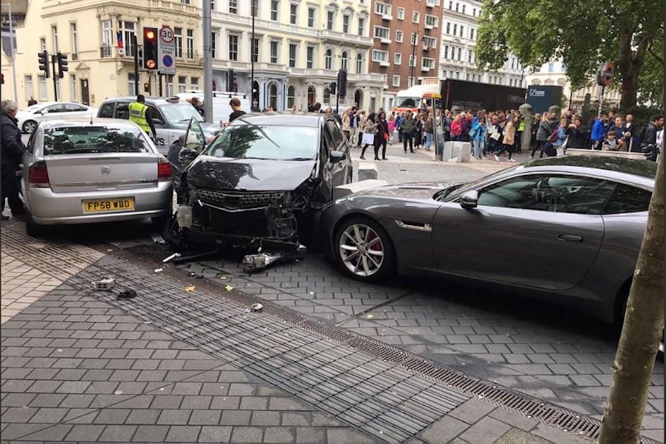 Los transe&uacute;ntes lograron capturar al hombre luego que impactara su veh&iacute;culo con otros automotores. (Foto: AFP)