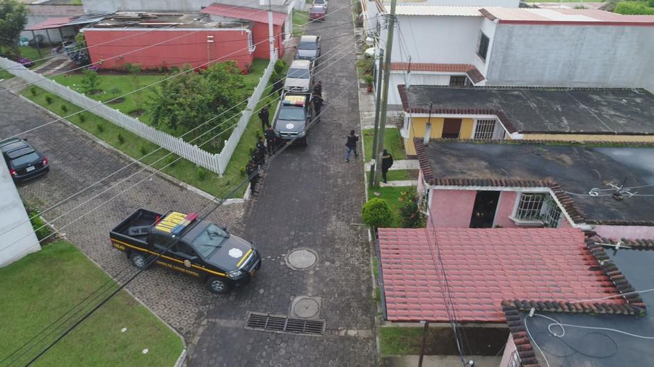 La PNC esper&oacute; las &oacute;rdenes de juez para allanar las casas de los pandilleros. (Foto: PNC)