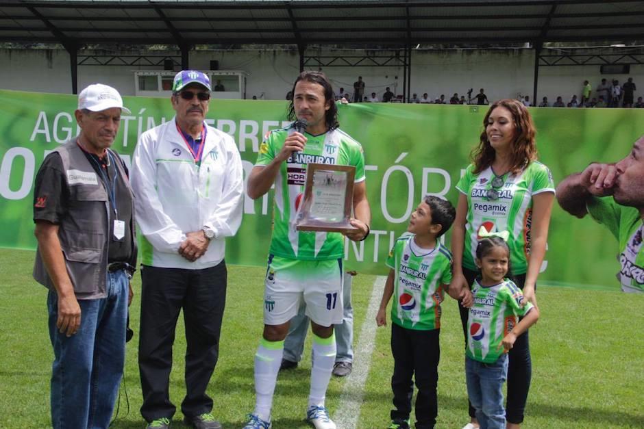 Herrera recibi&oacute; el reconocimiento junto a su esposa y dos hijos en el c&eacute;sped del Pensativo. (Foto: Fredy Hern&aacute;ndez)