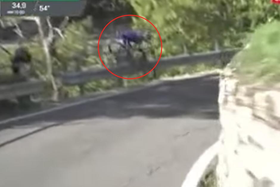 El hombre cay&oacute; a un barranco tras perder el control de la bicicleta. (Imagen: captura de pantalla)