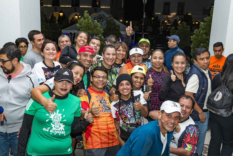 Miembros del equipo 4x4 Runners junto a amigos de la marca Adidas. (Foto: cortes&iacute;a Adidas Guatemala)