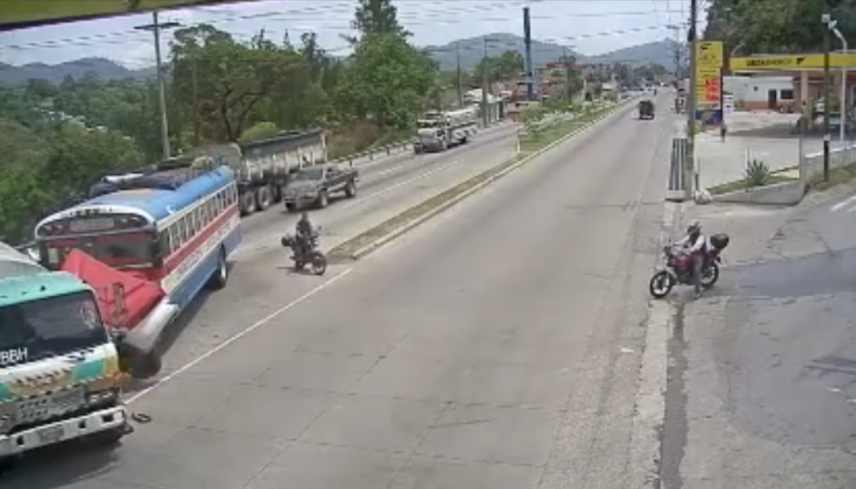 Así ocurrió un accidente de tránsito entre un autobús y un camión cisterna en la ruta al Atlántico. (Foto: captura de video)