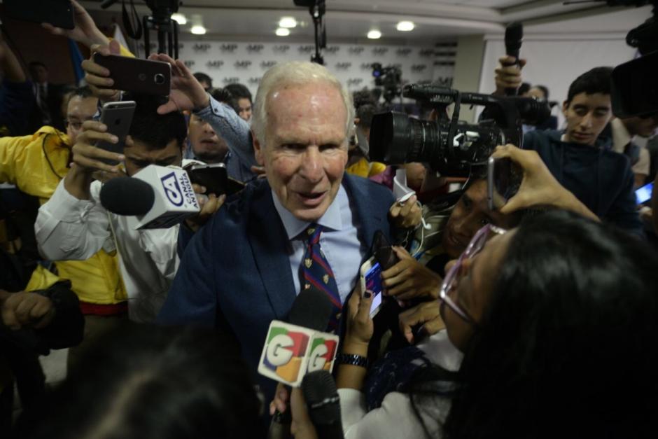 El alcalde Álvaro Arzú causó conmoción al irrumpir en la conferencia de prensa donde se presentaba el caso #CajaDePandora. (Foto: Wilder López/Soy502)