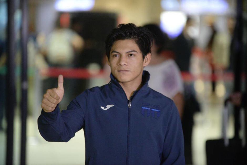 Jorge Vega levanta el pulgar en se&ntilde;al de aprobacion al ser recibido en el aeropuerto La Aurora. (Foto: Wilder L&oacute;pez/Soy502)