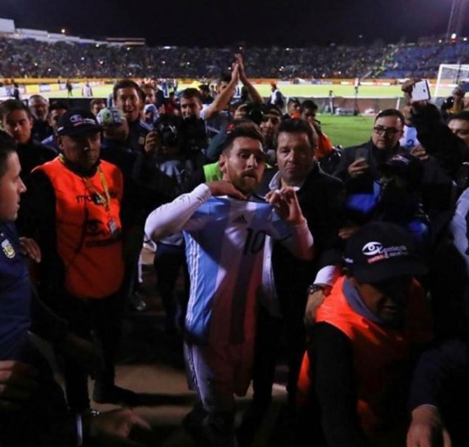 Messi se quit&oacute; la camiseta y la lanz&oacute; a los aficionados de Argentina. (Foto: Messial100)