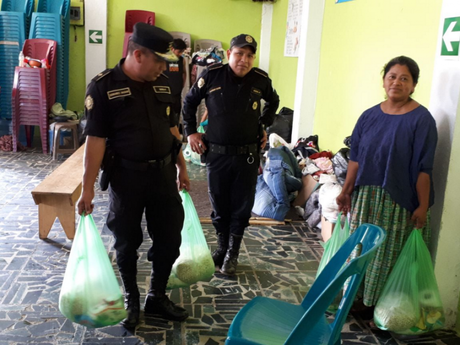 Elementos de una comisar&iacute;a en Cob&aacute;n compraron v&iacute;veres para afectados. (Foto: PNC)