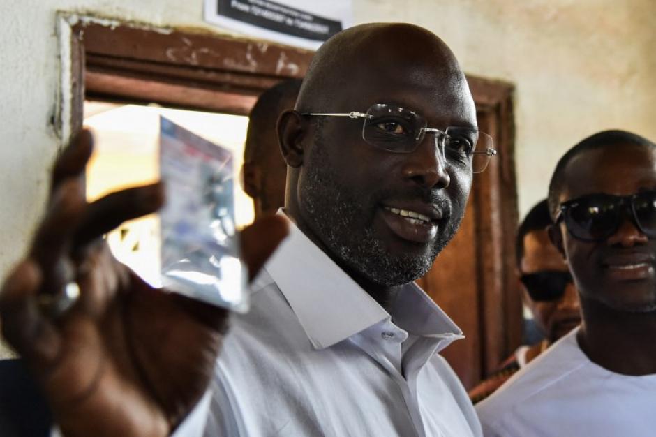 George Weah brilló en su carrera como futbolista y ahora espera dirigir a su país, el cual está sumido en una crisis. (Foto: AFP)