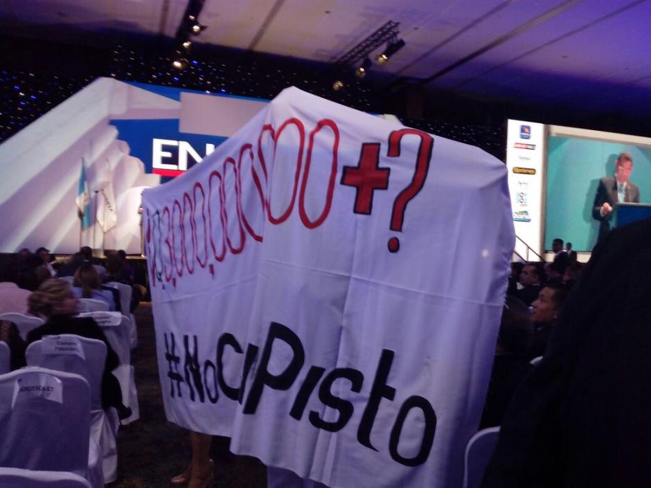 Manifestantes extienden manta durante discurso de Jimmy Morales. (Foto: Alejandro Bal&aacute;n/Soy502)