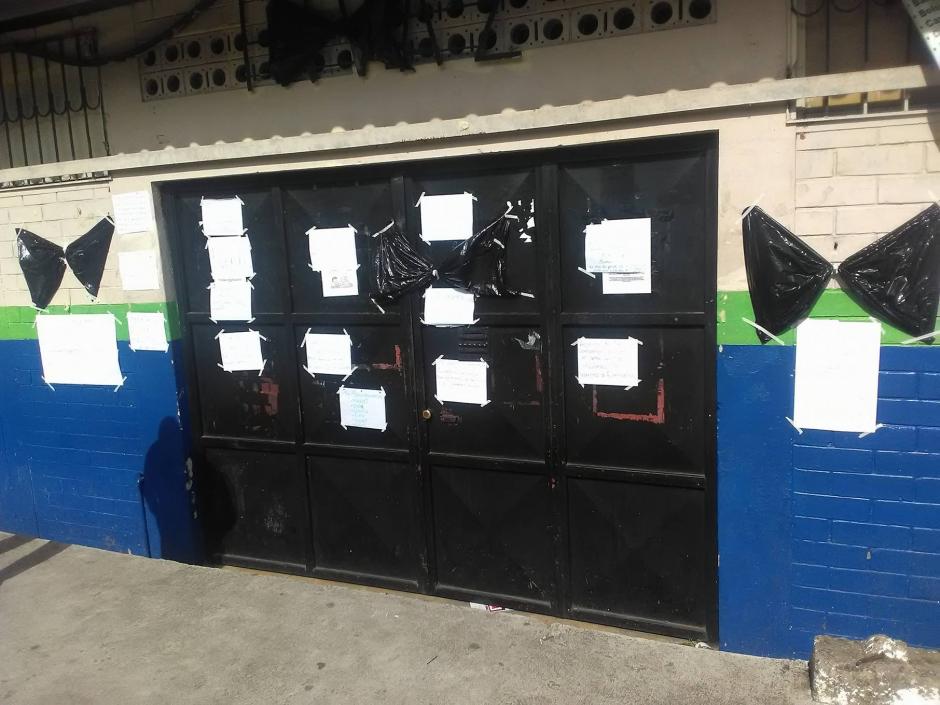 As&iacute; lucen las afueras del Instituto Adri&aacute;n Zapata tras la muerte de dos estudiantes en un ataque armado. (Foto: Soy502)