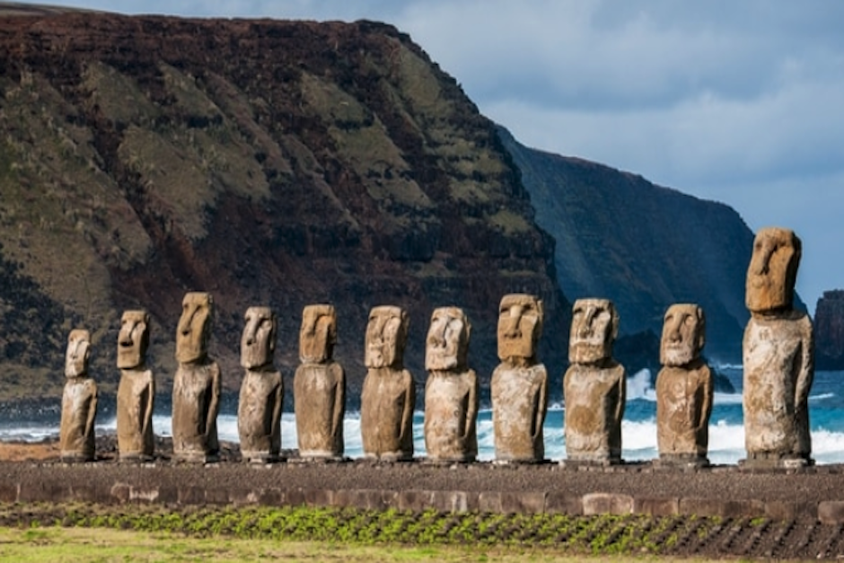 Los monumentos de piedra contemplando el infinito es el legado de los rapa nui (Foto: infobae)