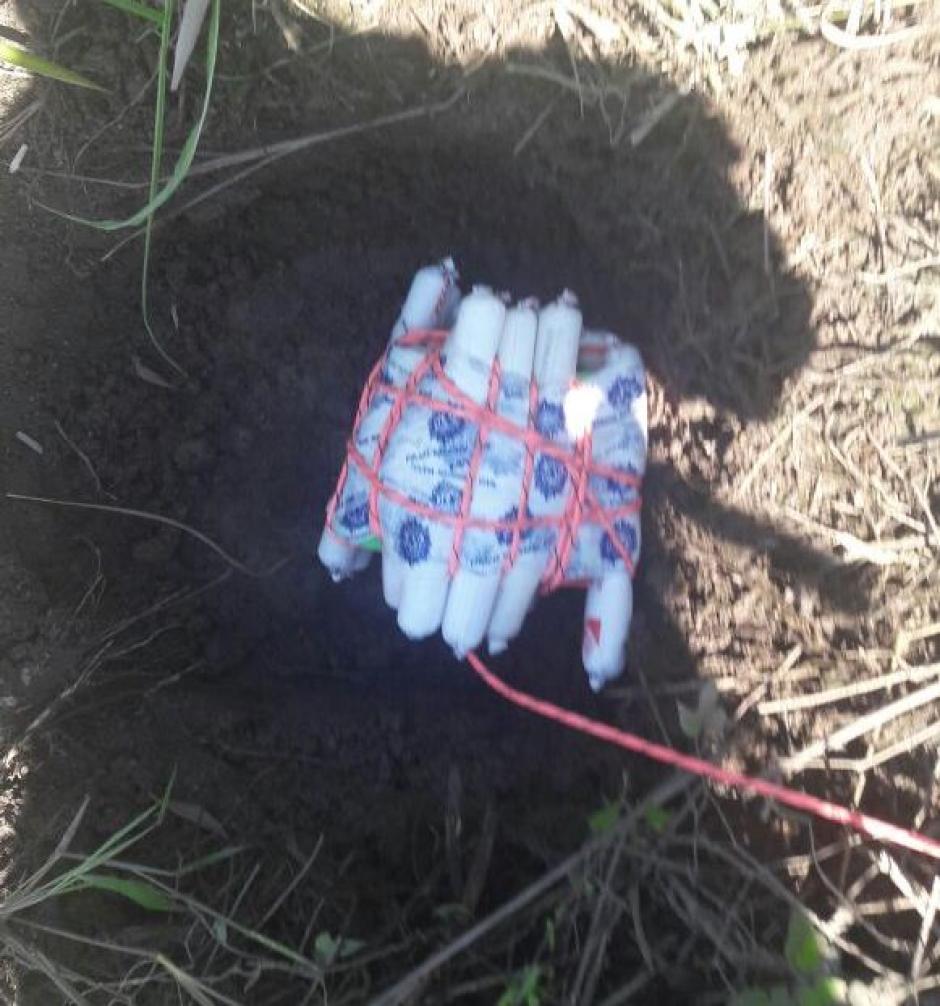 Las autoridades encontraron explosivos en cercan&iacute;as a una avioneta volteada en Santa Rosa. (Foto: PNC)