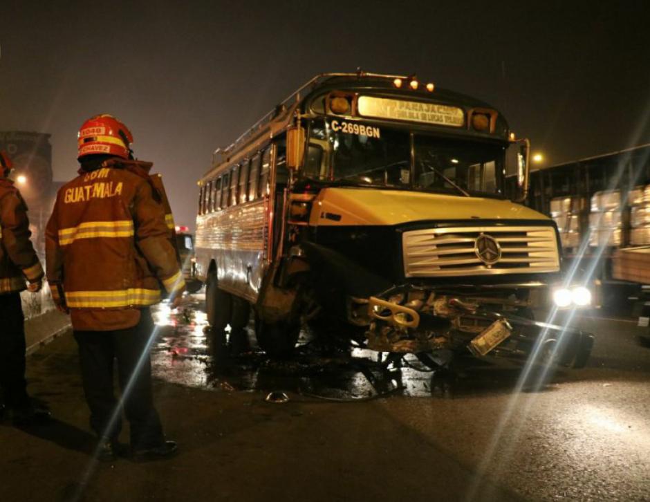 Choque de bus deja 2 heridos y afecta tránsito en la Roosevelt