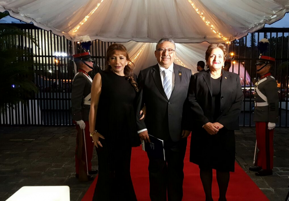 El magistrado Jos&eacute; Pineda, nuevo Presidente de la Corte Suprema, llega a la ceremonia de toma de posesi&oacute;n con su esposa y la magistrada Silvia Vald&eacute;s. (Foto: Organismo Judicial)