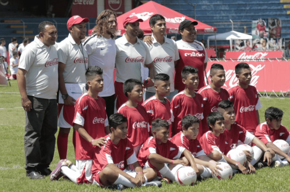 Carles Puyol comparti&oacute; con decenas de j&oacute;venes en Mazatenango. (Foto: Alejandro Bal&aacute;n/Soy502)&nbsp;