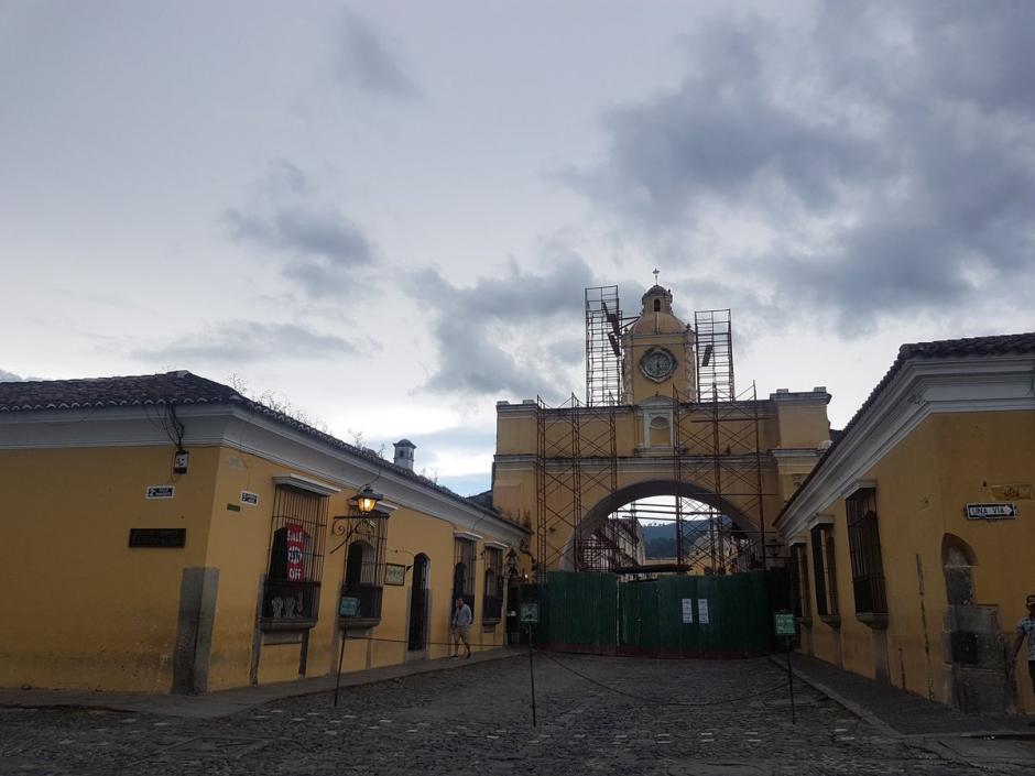La calle del Arco en Antigua Guatemala se encuentra cerrada por los trabajos de mantenimiento. (Foto: Twitter Mynor VelVill).&nbsp;