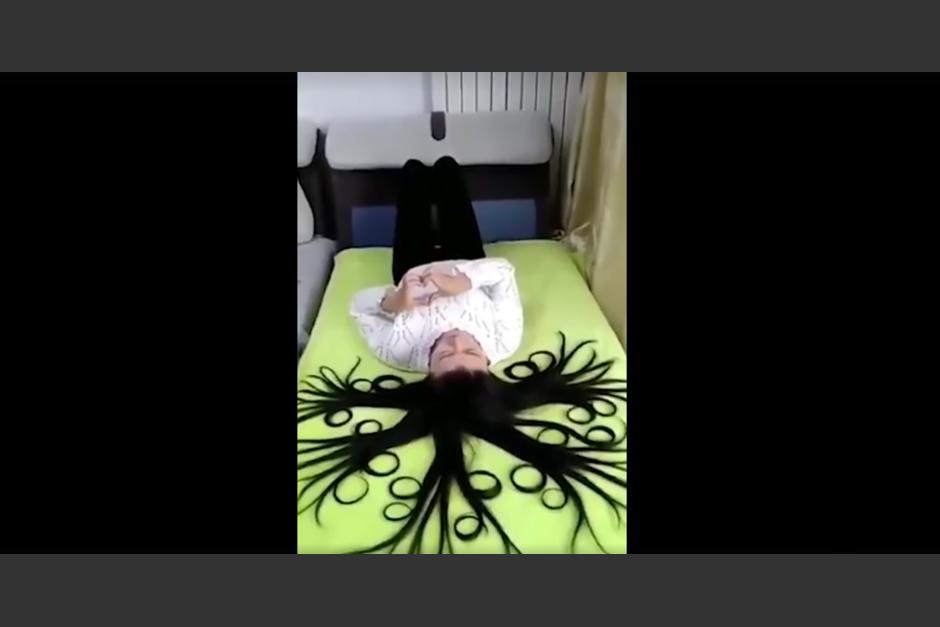 Los internautas creen que se trata de un simple truco de un video al rev&eacute;s. (Foto: captura de pantalla)