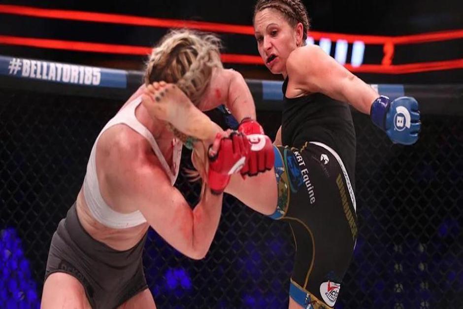 La exboxeadora de 35 a&ntilde;os recibi&oacute; una brutal patada en el rostro y su rival&nbsp;consigui&oacute; un nocaut t&eacute;cnico. (Imagen: Trome)