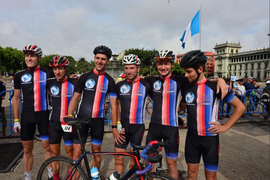 Los participantes de la Vuelta Cicl&iacute;stica a Guatemala se preparan para la primera etapa. (Foto: Jes&uacute;s Alfonso/Soy502)
