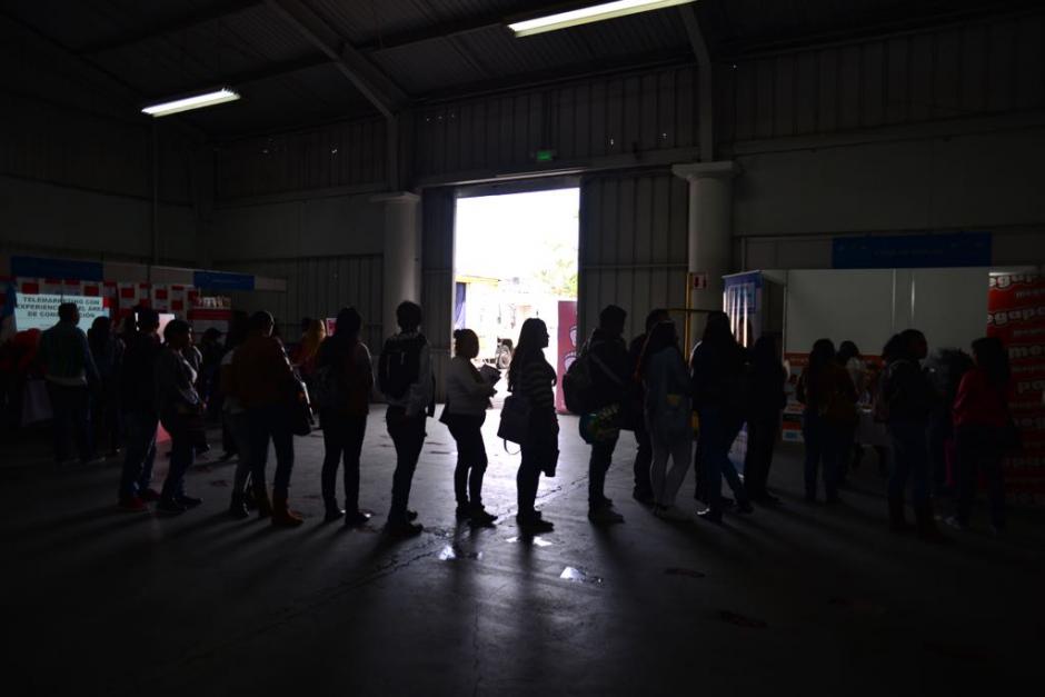 Miles de guatemaltecos aprovecharon la feria para presentar sus hojas de vida. (Foto: Jes&uacute;s Alfonso/Soy502)