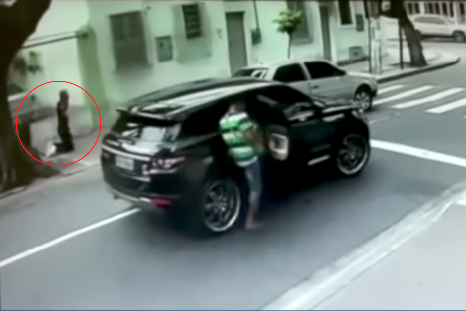 El guardameta del Botafogo fue obligado a hincarse sobre la acera mientras los asaltantes hu&iacute;an del lugar. (Imagen: captura de pantalla)