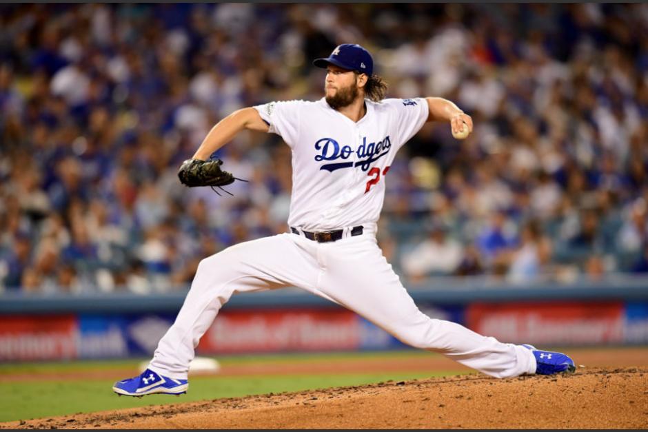Clayton Kershaw fue el primer lanzador en el primer juego de la Serie Mundial de 2017, donde los Dodgers vencieron 3-1 a los Astros de Houston. (Foto AFP)