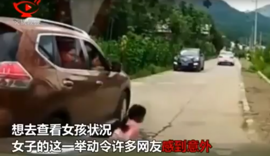 Una menor fue atropellada en un &aacute;rea rural de China, sin embargo fue m&aacute;s su miedo, pues se levant&oacute; y sali&oacute; corriendo del lugar. (Foto: Captura de Pantalla/Soy502)
