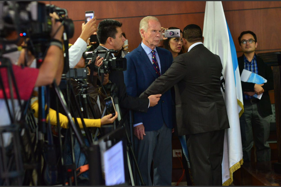 El alcalde Álvaro Arzú irrumpió en la conferencia de prensa donde se anunció que presentaron un antejuicio en su contra. (Foto: Archivo/Soy502).&nbsp;