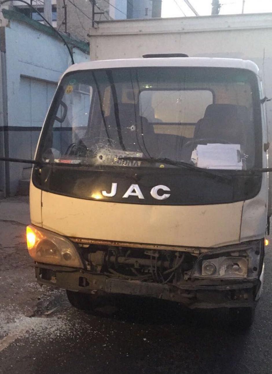 Un guardia de seguridad result&oacute; herido durante un intento de robo de un cami&oacute;n en la calzada Roosevelt. (Foto: Facebook/Am&iacute;lcar Montejo)