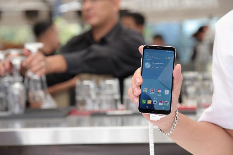 Tigo Guatemala present&oacute; el nuevo smartphone de LG. (Foto: V&iacute;ctor Xiloj/Soy502) 