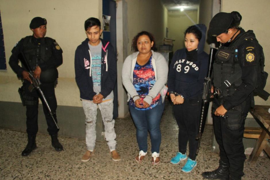 Las autoridades detuvieron a madre e hijos acusados de integrar una red de trata de personas. (Foto: PNC)