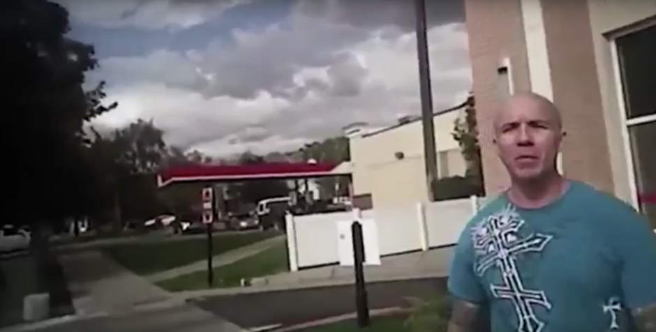 El delincuente se neg&oacute; a acatar las &oacute;rdenes de los agentes. (Foto: Youtube)