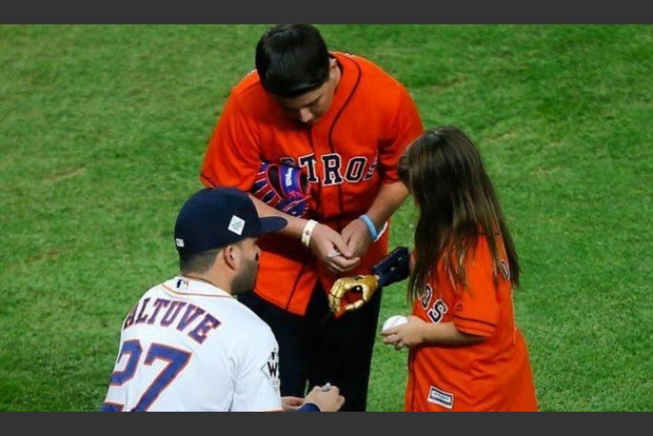 Jos&eacute; Altuve hace realidad el sue&ntilde;o de una ni&ntilde;a en plena Serie Mundial. (Foto: Captura de video)