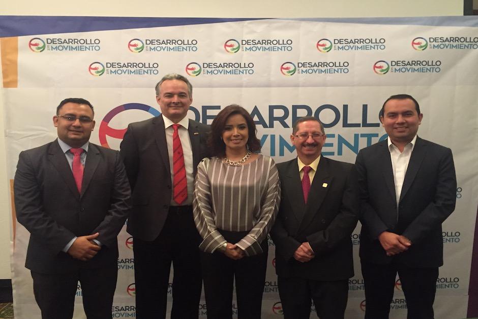 De izquierda a derecha; Lic. Fernando Suriano, Director Ejecutivo de PRONACOM, Ing. Edgardo P&eacute;rez, Gerente General de Fundaci&oacute;n G&eacute;nesis Empresarial,Licda. Ana Chan, Gerente de Asuntos Corporativos de Walmart M&eacute;xico y Centroam&eacute;rica, Ing. Marcelo Bobadilla, representante de la Junta Directiva de AMCHAMy Lic. Juan Fernando Aceituno, Presidente de Asog&eacute;nesis.&nbsp;(Foto: Cortes&iacute;a)