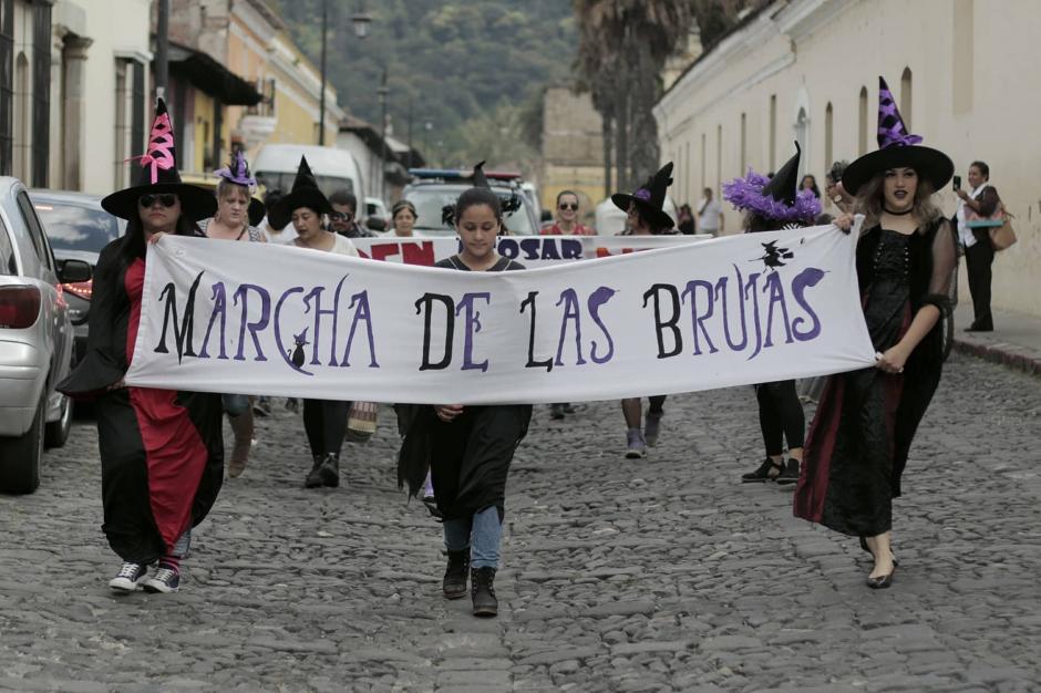 Mujeres se visten de brujas para exigir el cese del acoso sexual. (Foto: Alejandro Bal&aacute;n/Soy502)