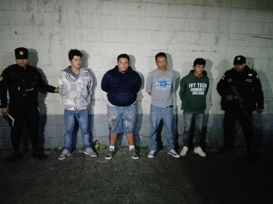 La PNC rescat&oacute; a una mujer secuestrada en Mixco y captur&oacute; a cuatro presuntos delincuentes. (Foto: PNC)