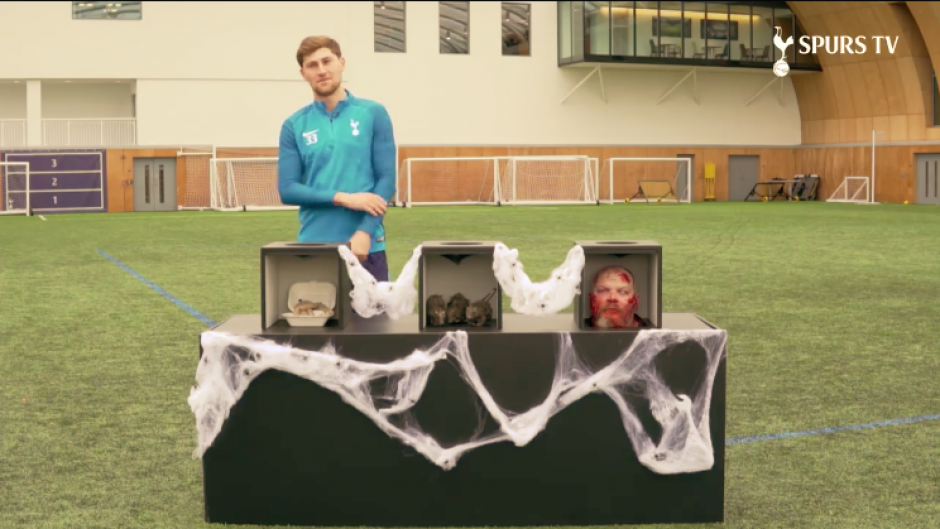 El equipo ingl&eacute;s puso a prueba el tacto y los nervios de sus jugadores con esta broma de Halloween. (Foto: captura de video)