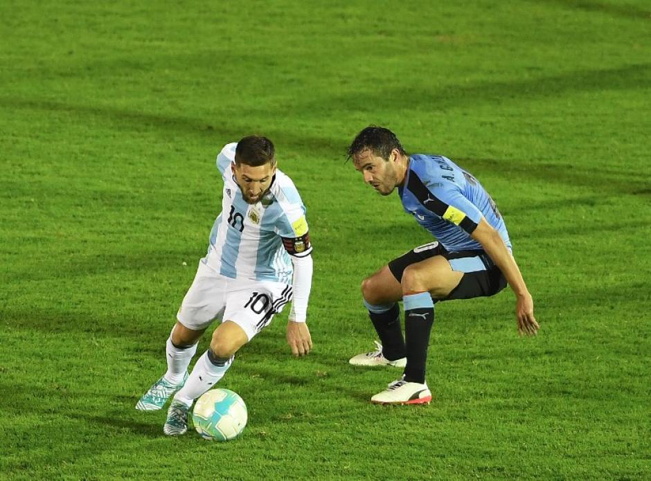 Los curiosos detalles en los zapatos que utilizó Messi ante Uruguay